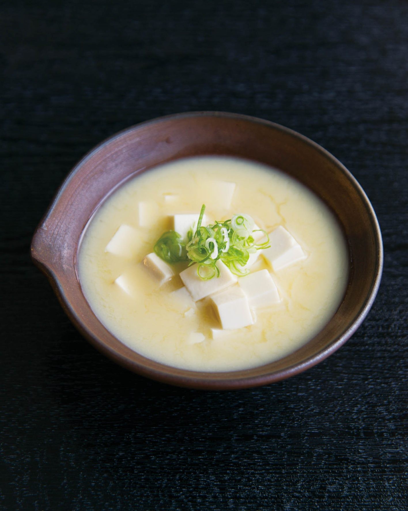 「東京に帰る前に訪れたくなる。おつまみとお汁だけ頼むことも」(スタイリスト 清水奈緒美)。利久辨當 ¥3,300から。豆腐の白味噌汁。汁ものは3種から、具材も選べる。