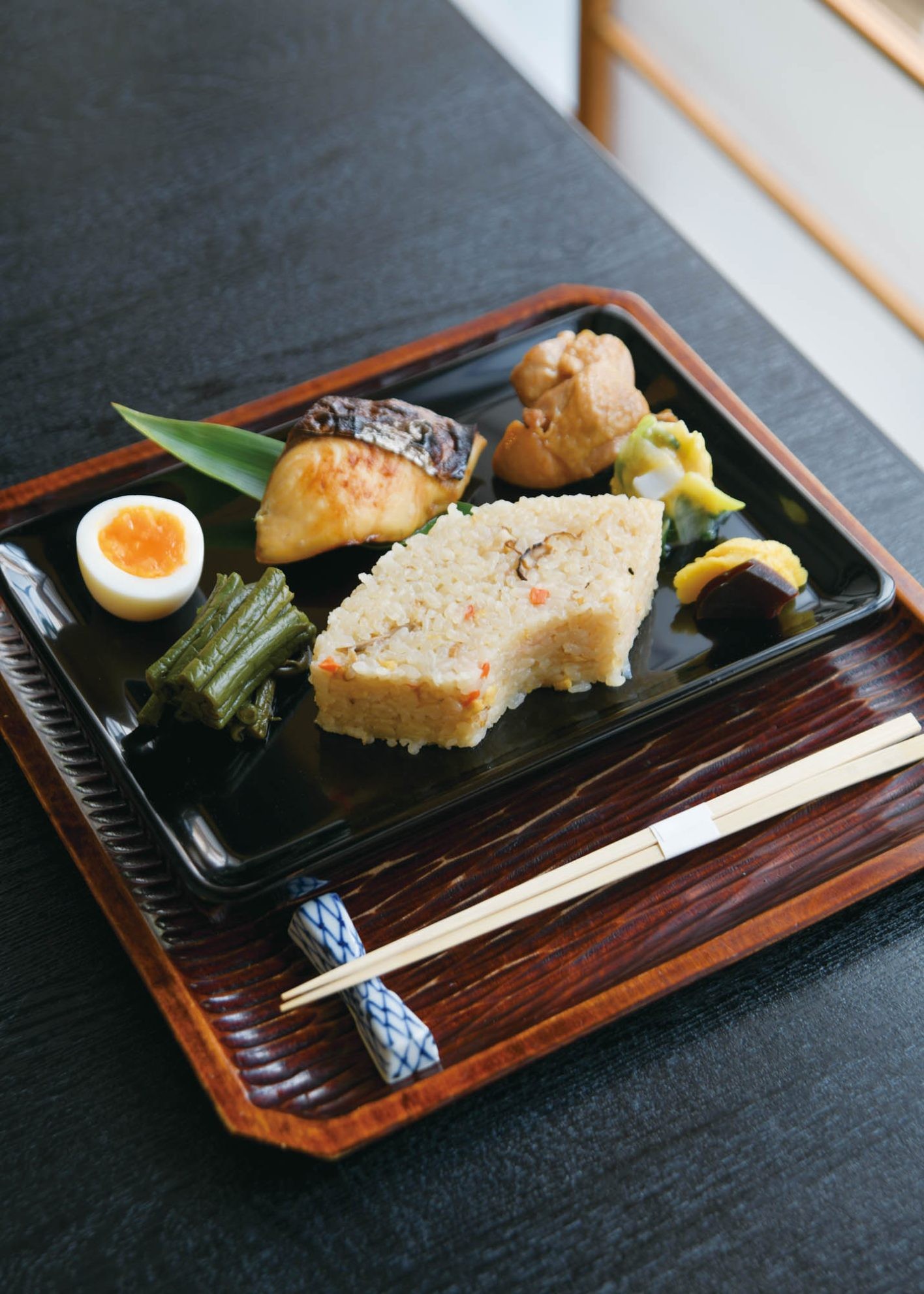 鰆の幽庵焼き、鶏のうま煮、季節の酢味噌和え、ぜんまいの含め煮、半熟卵の取り肴五種、漬物と、かやく御飯。