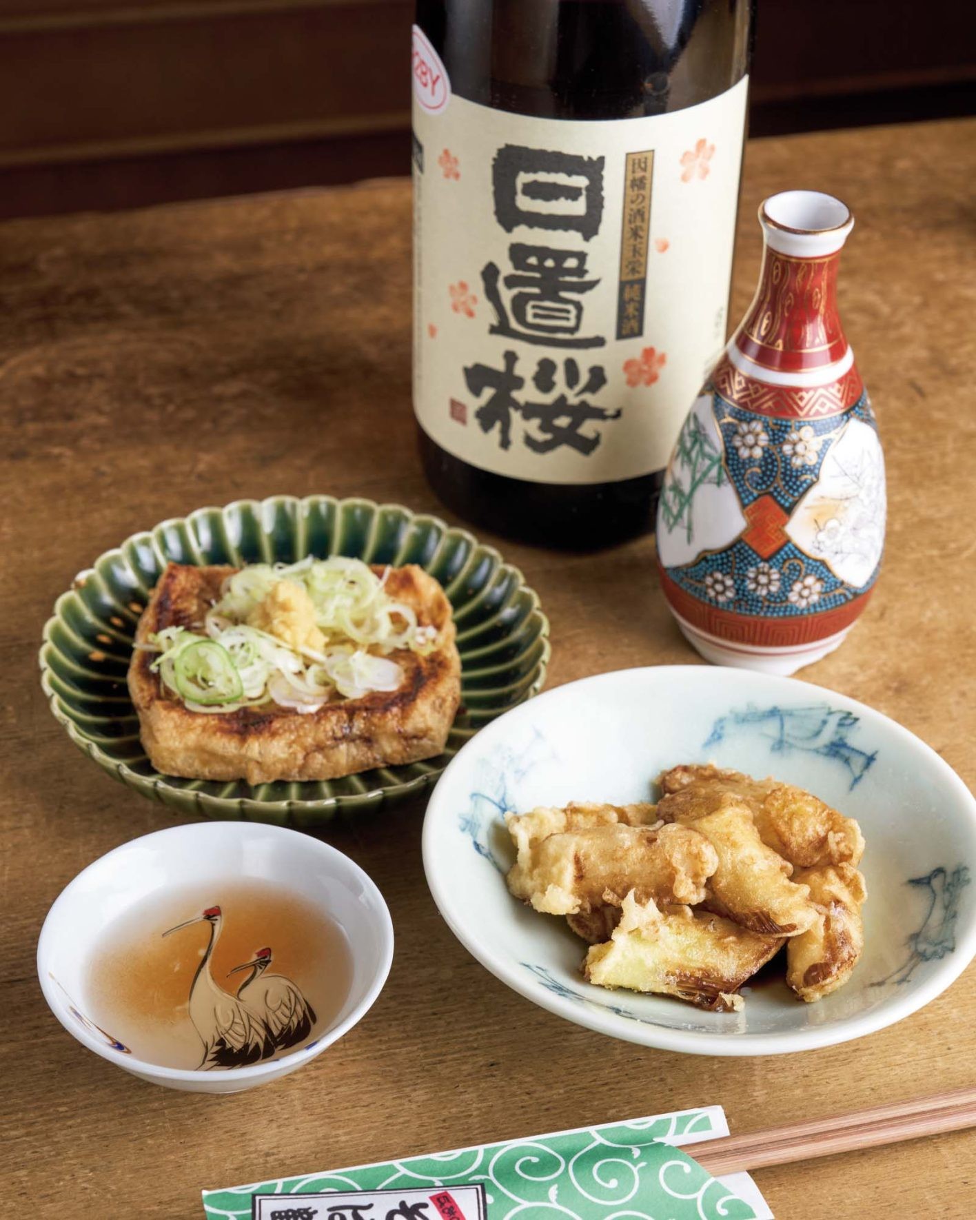 「おつまみをたくさん頼みたいから、数人で食事をする時に行きたくなる一軒です」(松原麻理)。葱の天ぷら ¥750、金閣寺近くの久保とうふ店に特注した油揚げ焼(¥600)などのそば前に合う日本酒も充実。