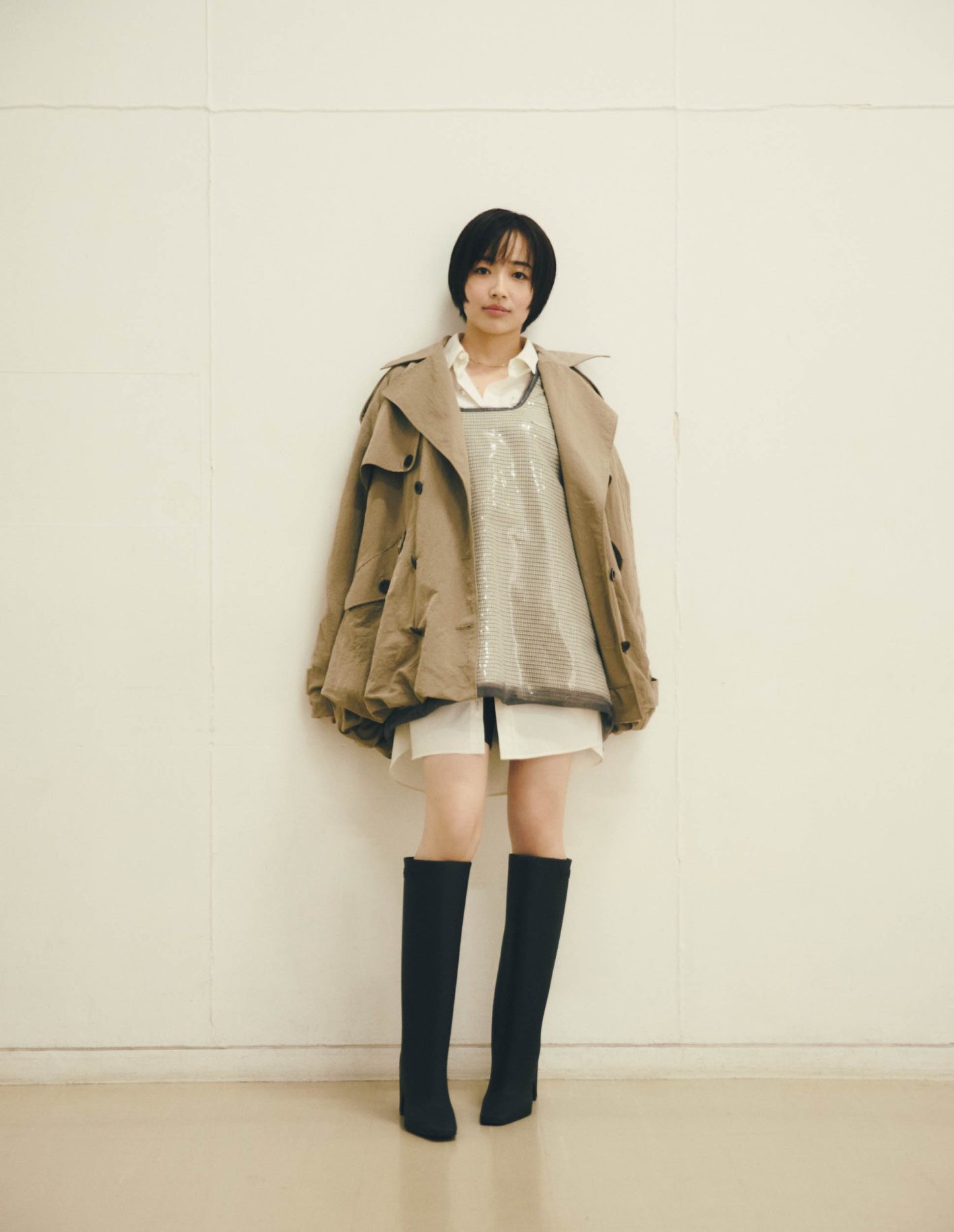 トレンチコート ¥61,600(プールデ)/チュニック ¥22,000(メゾンスペシャル | メゾンスペシャル 青山店)/シャツ ¥29,700(ジョゼムーン)/ブーツ ¥86,900(コペルニ | リステア)/ネックレス ¥187,000(オールニーク)/その他*スタイリスト私物