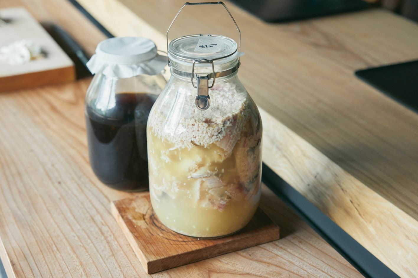 昼夜共に一斉スタートの全10〜12品コースのみ。昼は ¥17,600、夜は ¥28,600。ドリンクのペアリングも。アルコール ¥13,200、ノンアルコール ¥8,800。