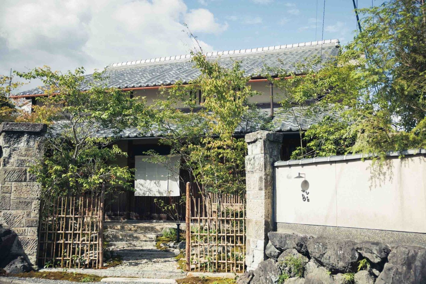 「ギャラリー 『kankakari』のオーナーが手掛けた町家再生の建築も興味深い」(エディター・松原麻理)。