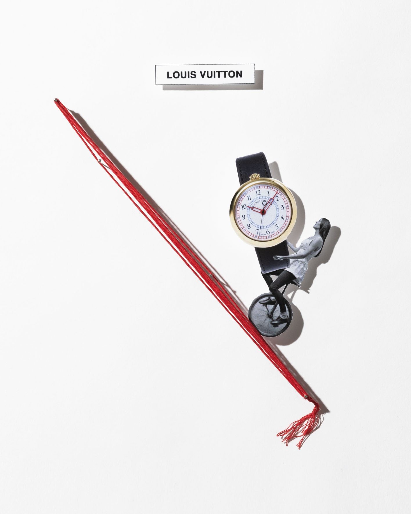 1988年に誕生したブランド初の腕時計〈LV 1〉、〈LV 2〉をオマージュした〈ルイ・ヴィトン モントレー〉。旅を連想させるレールウェイの文字盤がチャーミング。世界限定188本。ケース径39mm、自動巻き、18KYGケース、レザーストラップ、5気圧防水。¥8,503,000(ルイ・ヴィトン | ルイ・ヴィトン クライアントサービス)