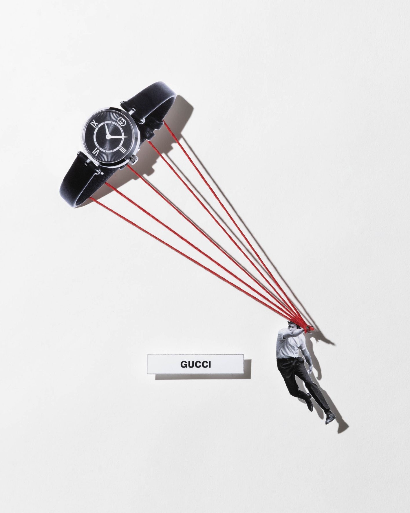 初期のアーカイヴコレクションからインスパイアされた〈モデル2000〉は、文字盤に施したギョーシェ彫りによる繊細な放射模様が象徴的。インターロッキングGとローマ数字の組み合わせがエレガントな佇まい。ケース径24mm、クォーツ、SSケース、レザーストラップ、5気圧防⽔。¥250,800(グッチ | グッチ クライアントサービス)