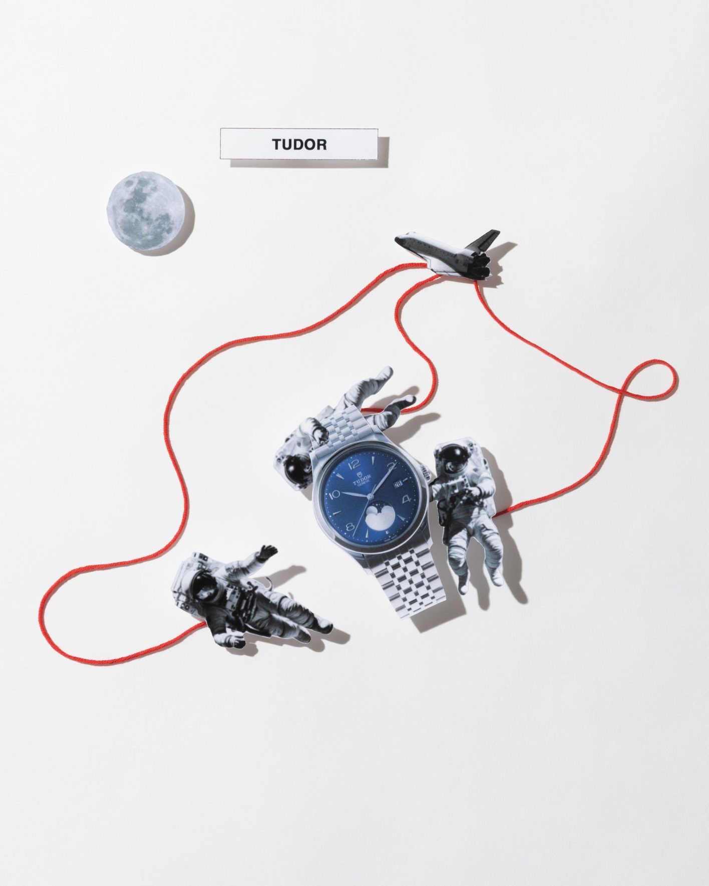 〈チューダー 1926 ルナ〉は、月の満ち欠けを示す複雑機構であるムーンフェイズ機能をブランドとして初めて搭載した新モデル。6時位置にセットされた大きな窓は壮麗な月の動きを回転ディスクで表現している。ケース径39mm、⾃動巻き、SSケース&ブレスレット、10気圧防水。¥380,600(チューダー | 日本ロレックス/チューダー)
