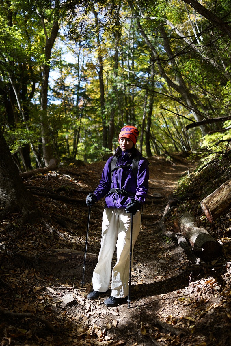 臼田あさ美、紅葉真っ盛りの日向山へ - Slide:1