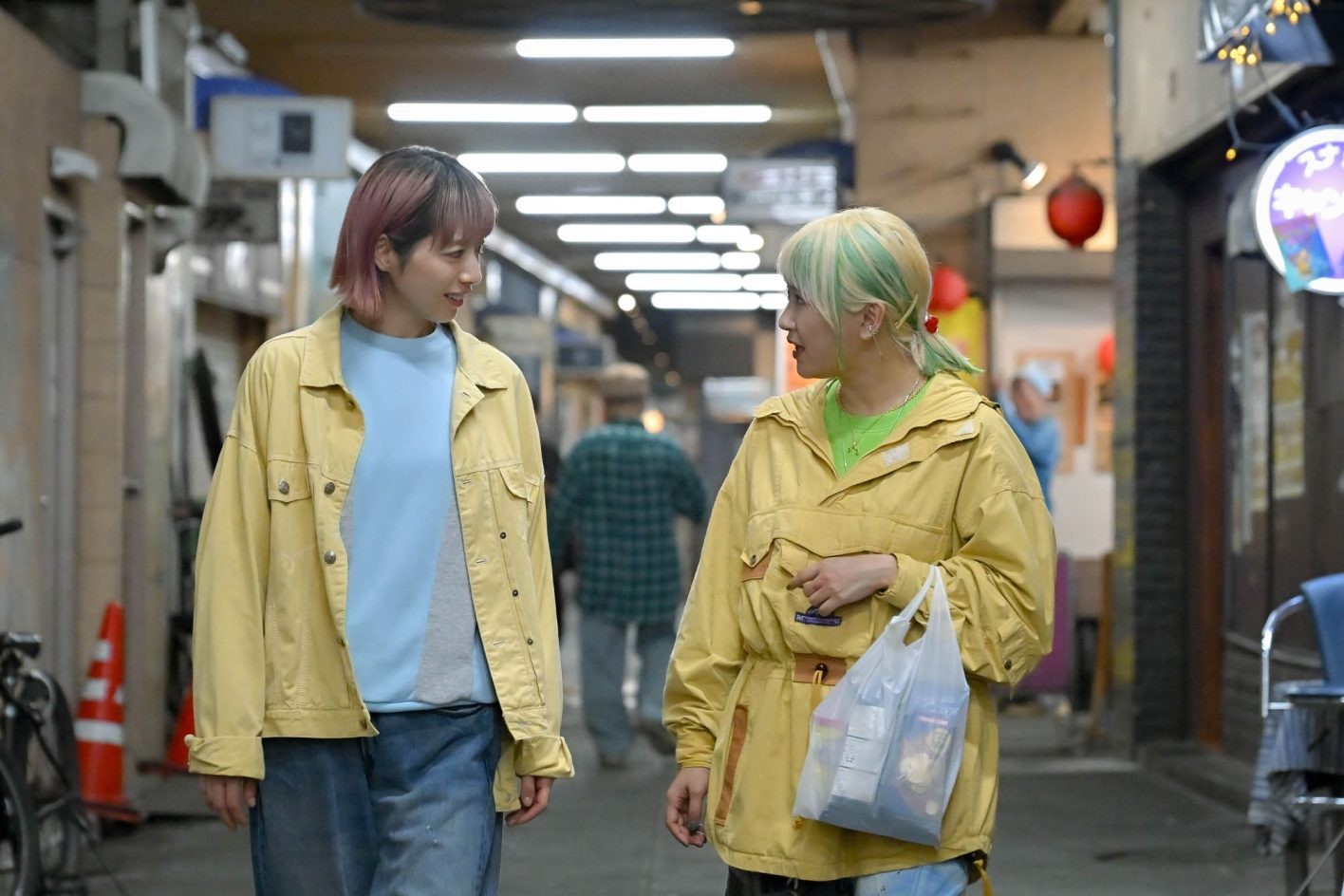 「幸せな感情を入れたい」とBabymixがスタイリングした、鮎美と渚のおそろいイエローコーデ。グレイッシュな背景に映える。©TBSスパークル/TBS