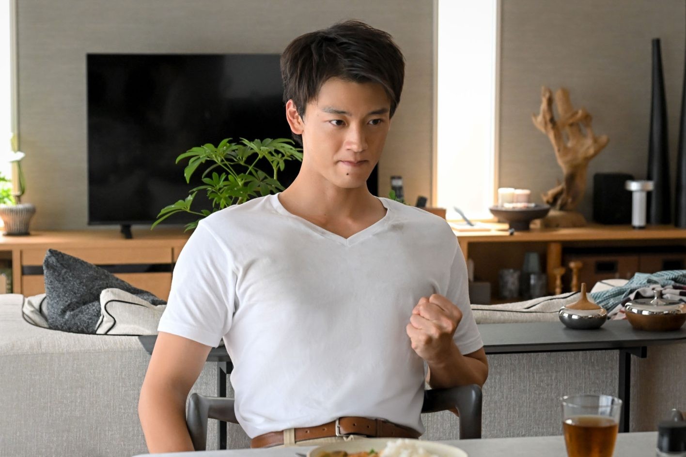 時代とズレている勝男を表現するため、普通のクルーネックではなく、こだわって選ばれたVネック。放送が始まった途端話題となり、このドラマを象徴するアイテムに。©TBSスパークル/TBS