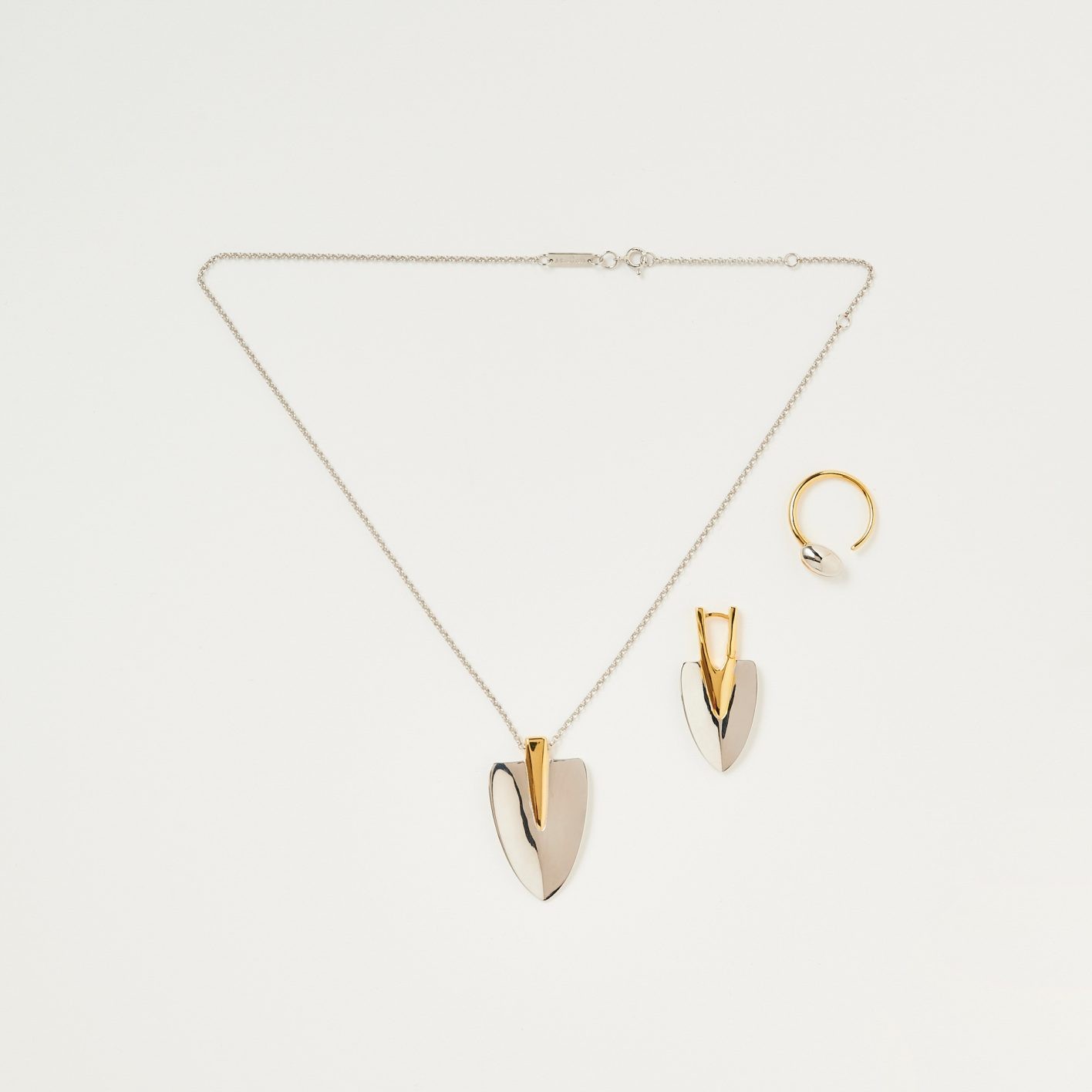 AVGVSTのジュエリー