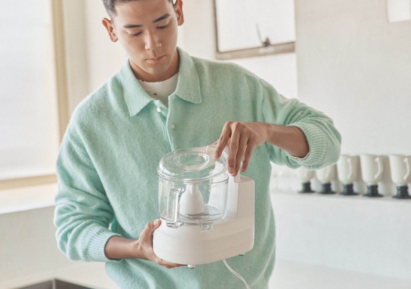 セーター ¥37,400(ウル)、ショーツ ¥68,200(ダブレット | 共にエンケル)/中に着たTシャツ ¥36,300(コンコース | スタンド)