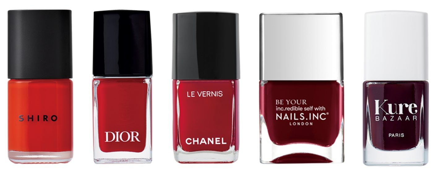 *ナンバーに○があるアイテムはモデル使用色です 左から① ベースにはアマニオイルを配合。カラーを楽しみながら保湿ケアもできる。亜麻ネイル 4E02 ¥2,560(SHIRO) ② メゾンを代表するアイコニックなリップのシェードを指先にも!ディオール ヴェルニ 999 ¥4,620(パルファン・クリスチャン・ディオール) ③ 青みの効いた凛々しいレッド。ピグメントを高濃度で配合しているため、鮮烈に色づく。ヴェルニ 151 ¥4,840(シャネル) ④ リッチに艶めくバーガンディ。着心地のいいニットに包まれたときのような、リラクシーな空気感を演出するラインより誕生。ネイルズ インク コージー クチュール ネイルポリッシュ マイ タイプ オン ペーパー ¥3,080*限定発売(ティー エー ティー) ⑤ ダークチェリーを思わせる深色。環境に配慮しつつ発色・持続力・速乾性を両立。キュアバザー ネイルカラー スキャンダル ¥2,750(フォルテ)