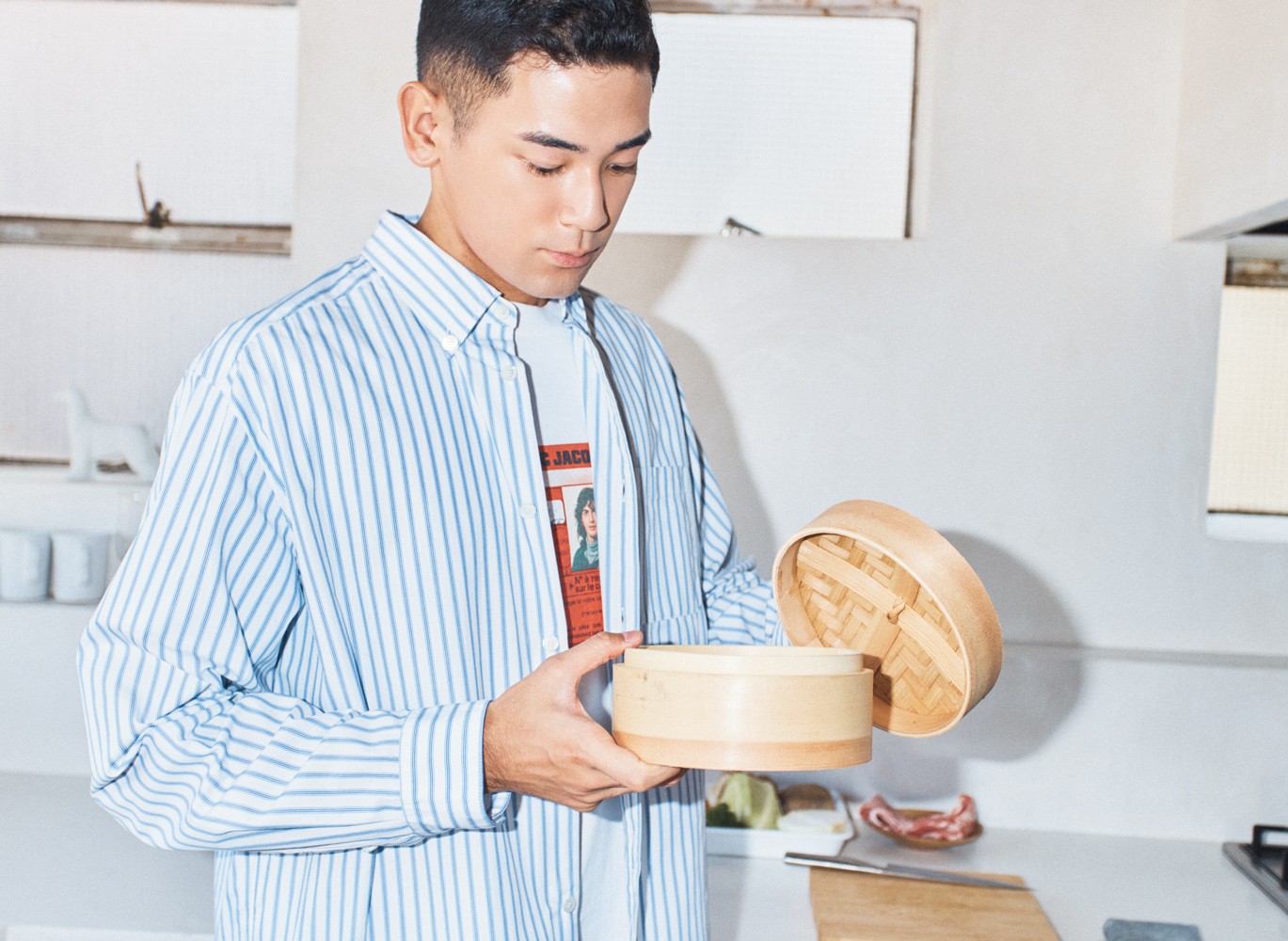 シャツ ¥40,700、Tシャツ ¥24,200、デニムパンツ ¥52,800(以上アー・ペー・セー マーク ジェイコブス | アー・ペー・セー カスタマーサービス)