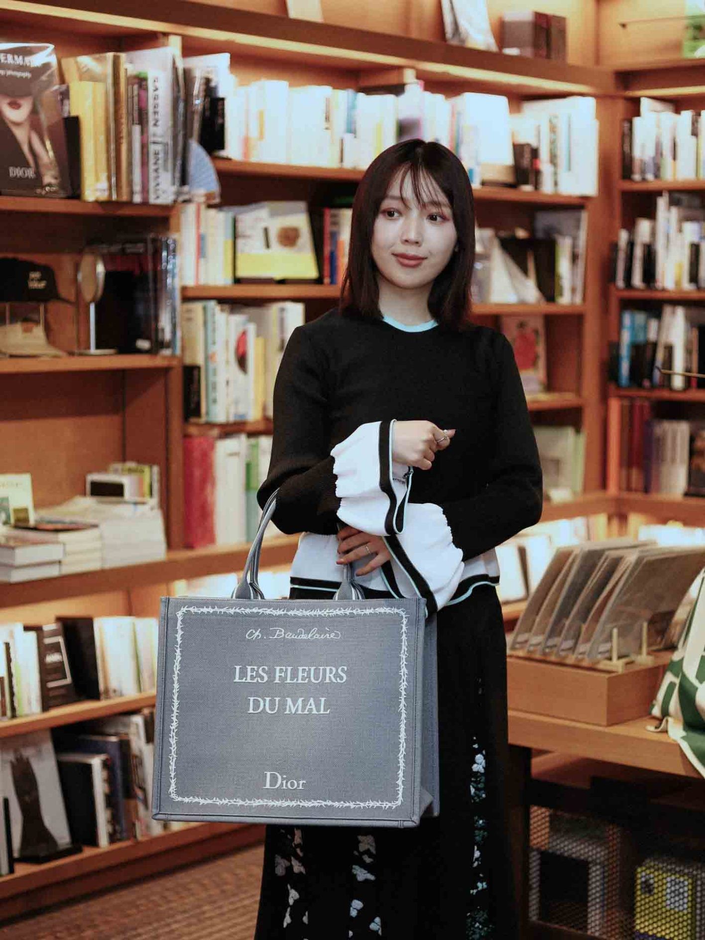 〈ディオール ブックトート〉文芸評論家・三宅香帆が選んだのは?