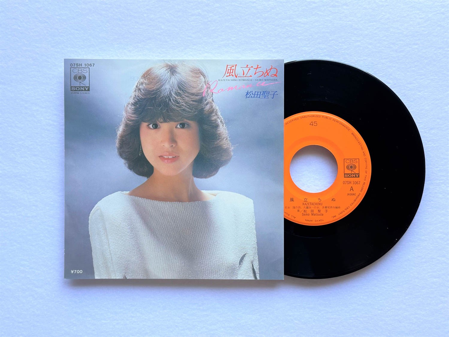 『風立ちぬ/Romance』松田聖子、1981年10月7日発売。松本隆作詞、大瀧詠一作曲の『風立ちぬ』はグリコ・ポッキーのCM曲として、能登や金沢を旅する聖子さんの映像も話題に。松本隆作詞、平井夏美作曲の『Romance』は資生堂エクボのCM曲として♪LOOK AT ME〜と口ずさむ人が続出。大滝さんと川原さんの60年代洋楽へのオマージュが凝縮されている。